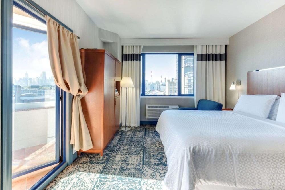 Balcony King Room with City View interior